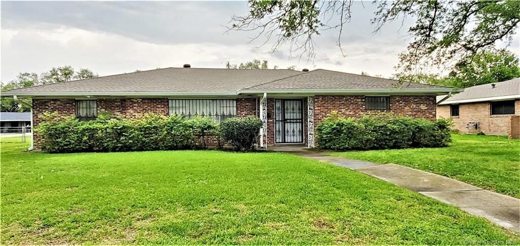 Property Photo: 2013 E Prien Lake Road E LA 70601