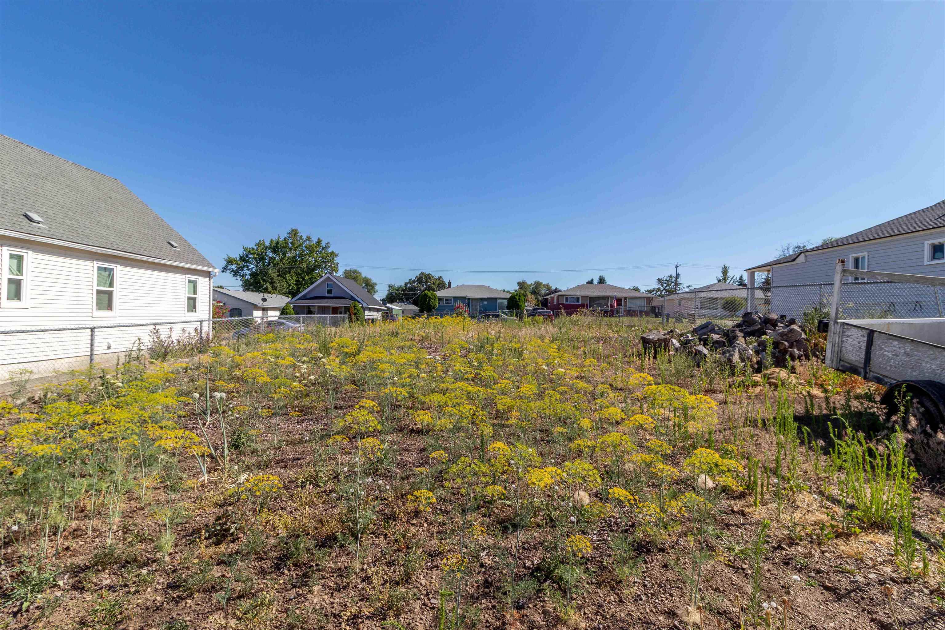 Property Photo:  2011 E Longfellow Ave  WA 99207 