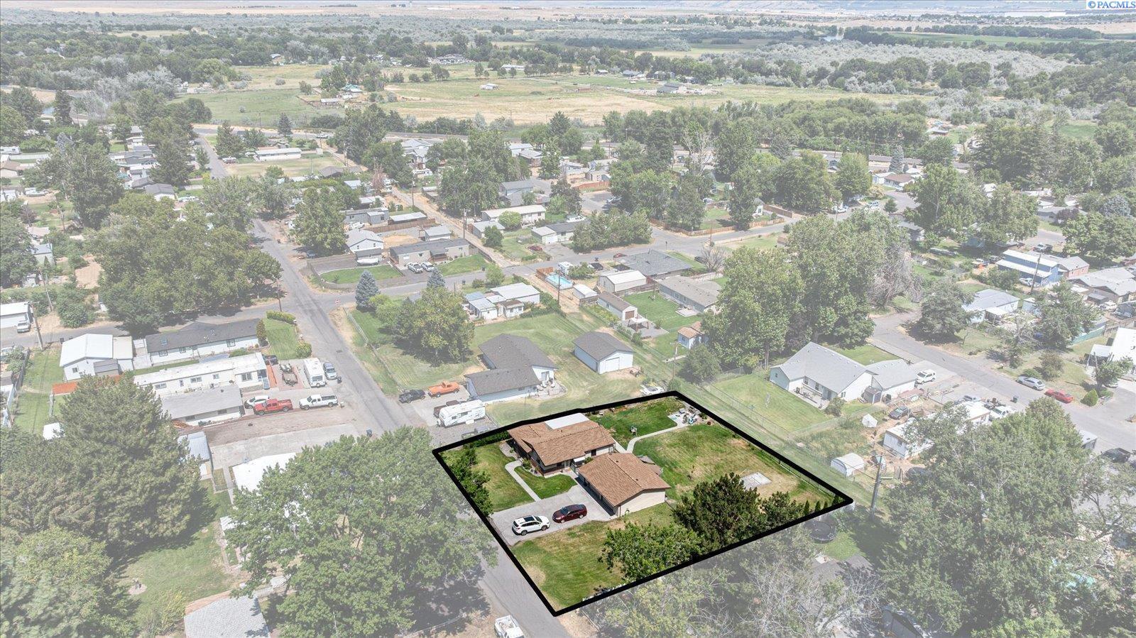 Property Photo: 914 N 61st Ave WA 99353