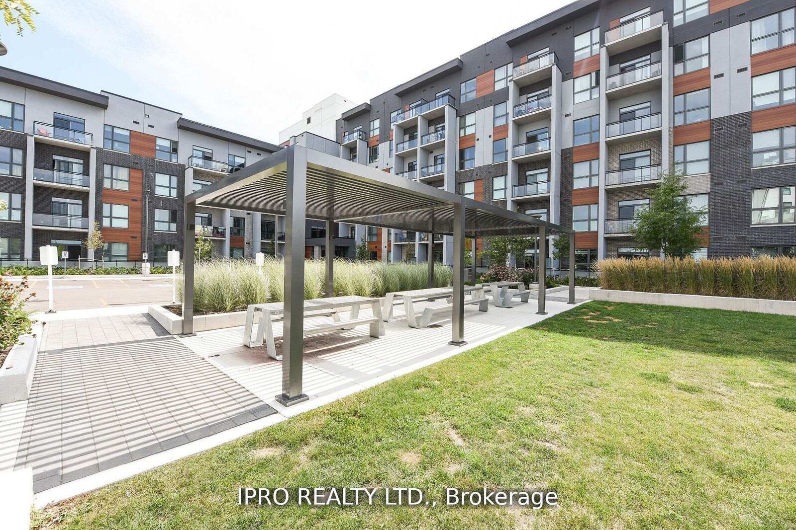Property Photo: 95 Dundas St W Street 004 ON L6M 5N4