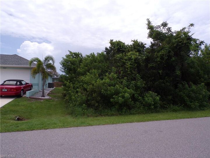 Property Photo: 15417 Lakeland Cir FL 33981