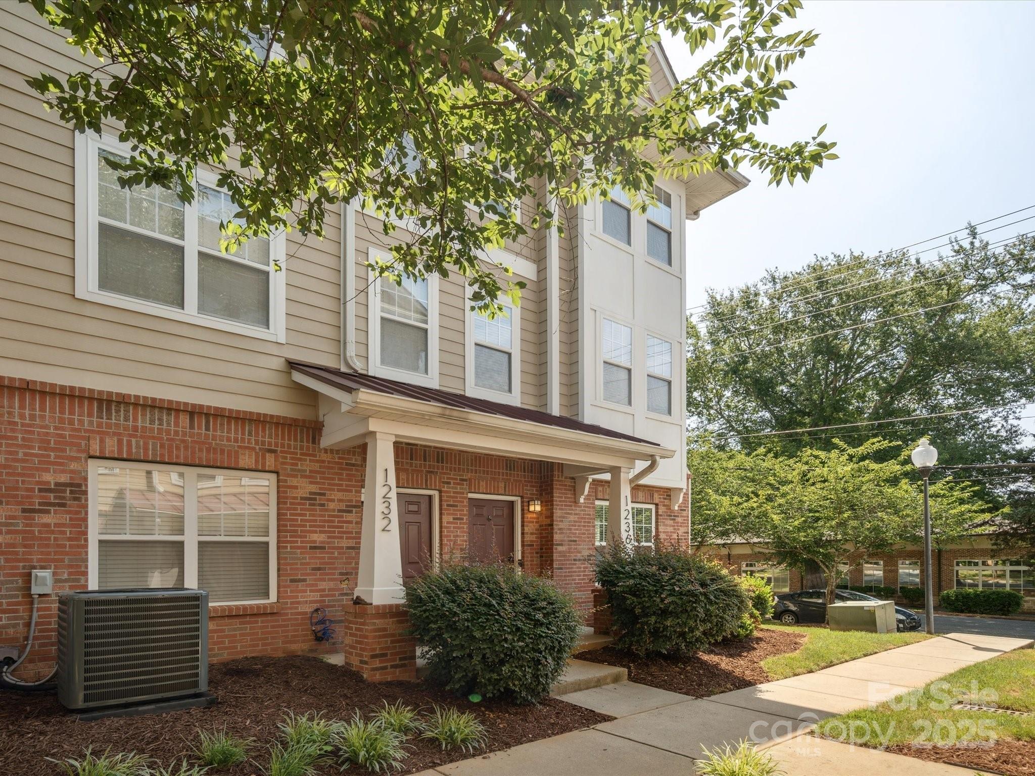 Property Photo:  1236 Taliesin Court  NC 28204 