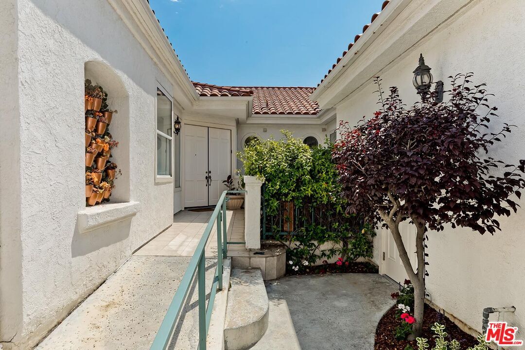 Property Photo:  2030 Palisades Dr  CA 90272 