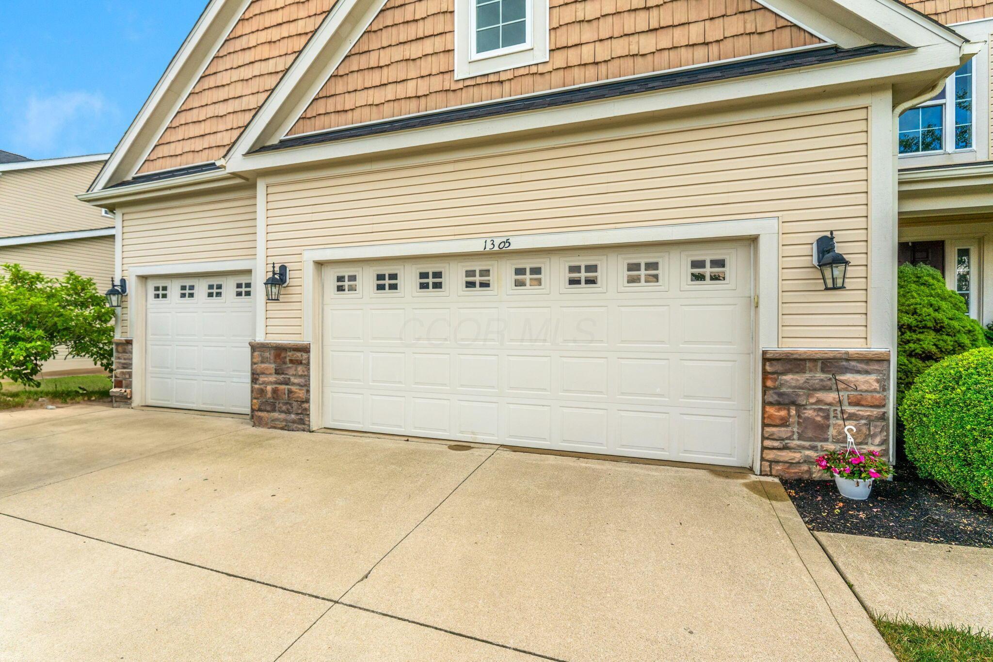 Property Photo: 1305 Fox Run Drive OH 43040