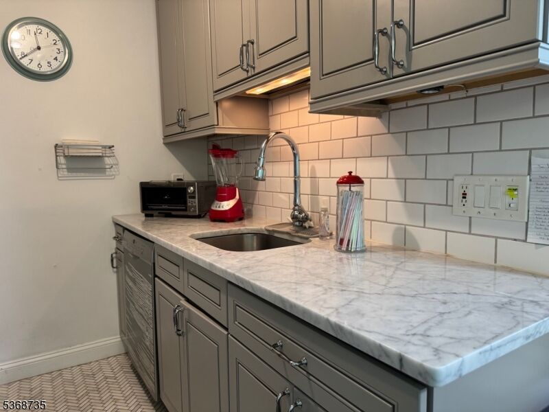 Property Photo: 605 Grove St 5 NJ 07013