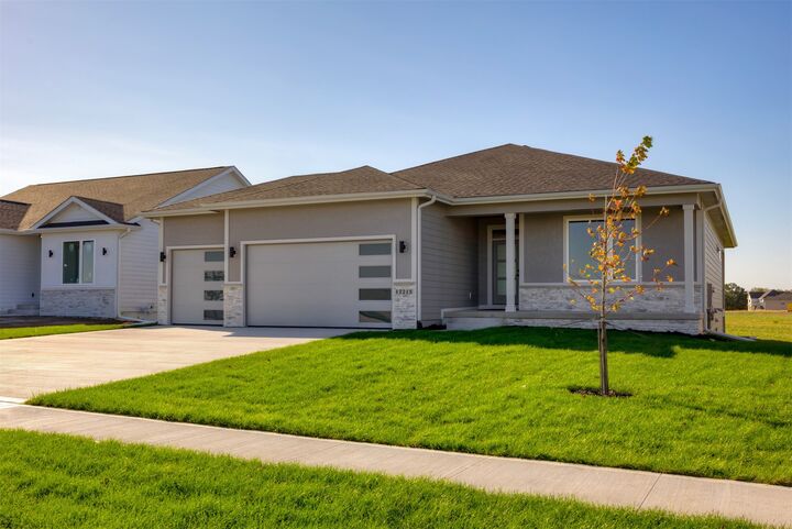 17215 Northview Drive  Urbandale IA 50323 photo