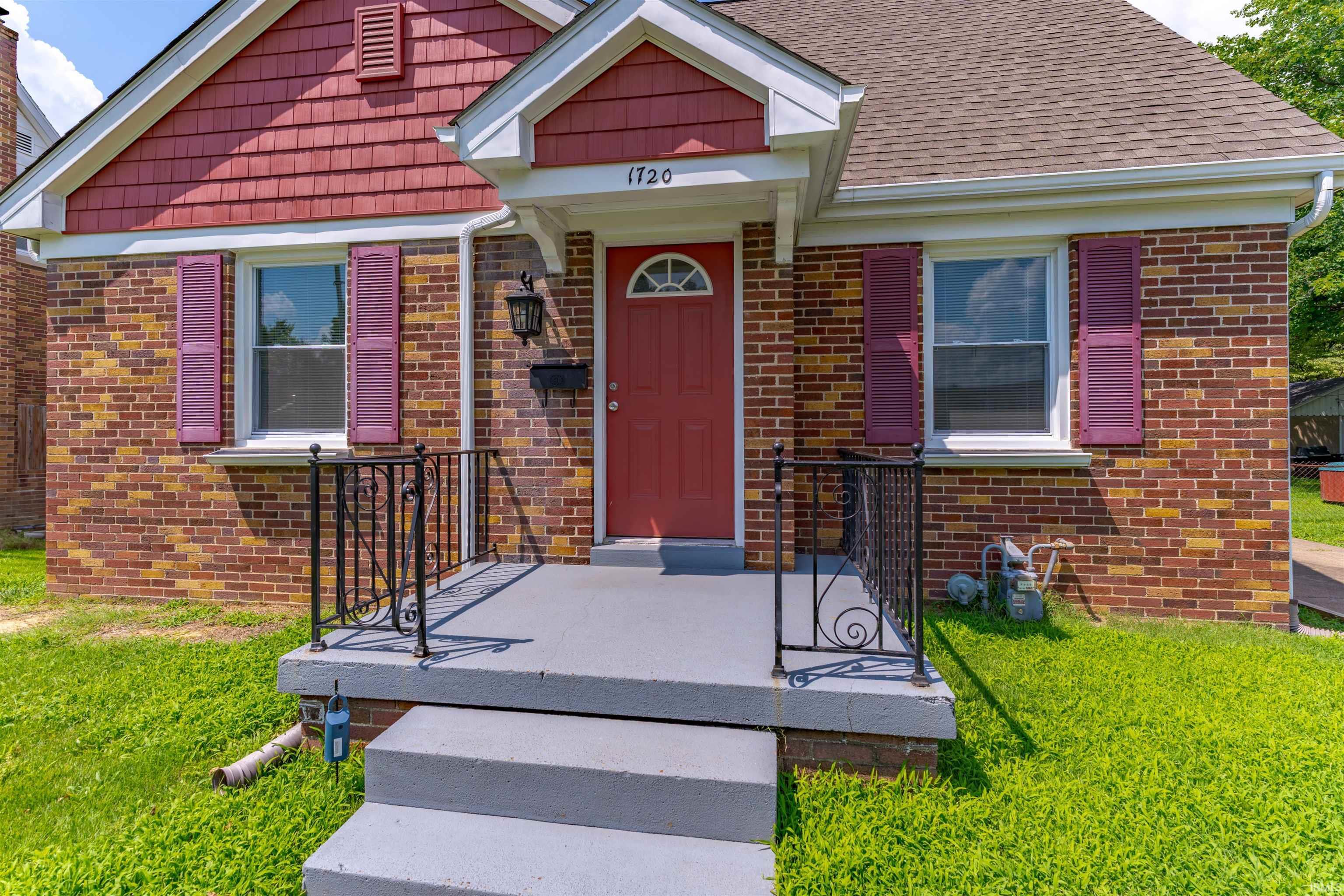 Property Photo:  1720 Washington Avenue  IN 47714 