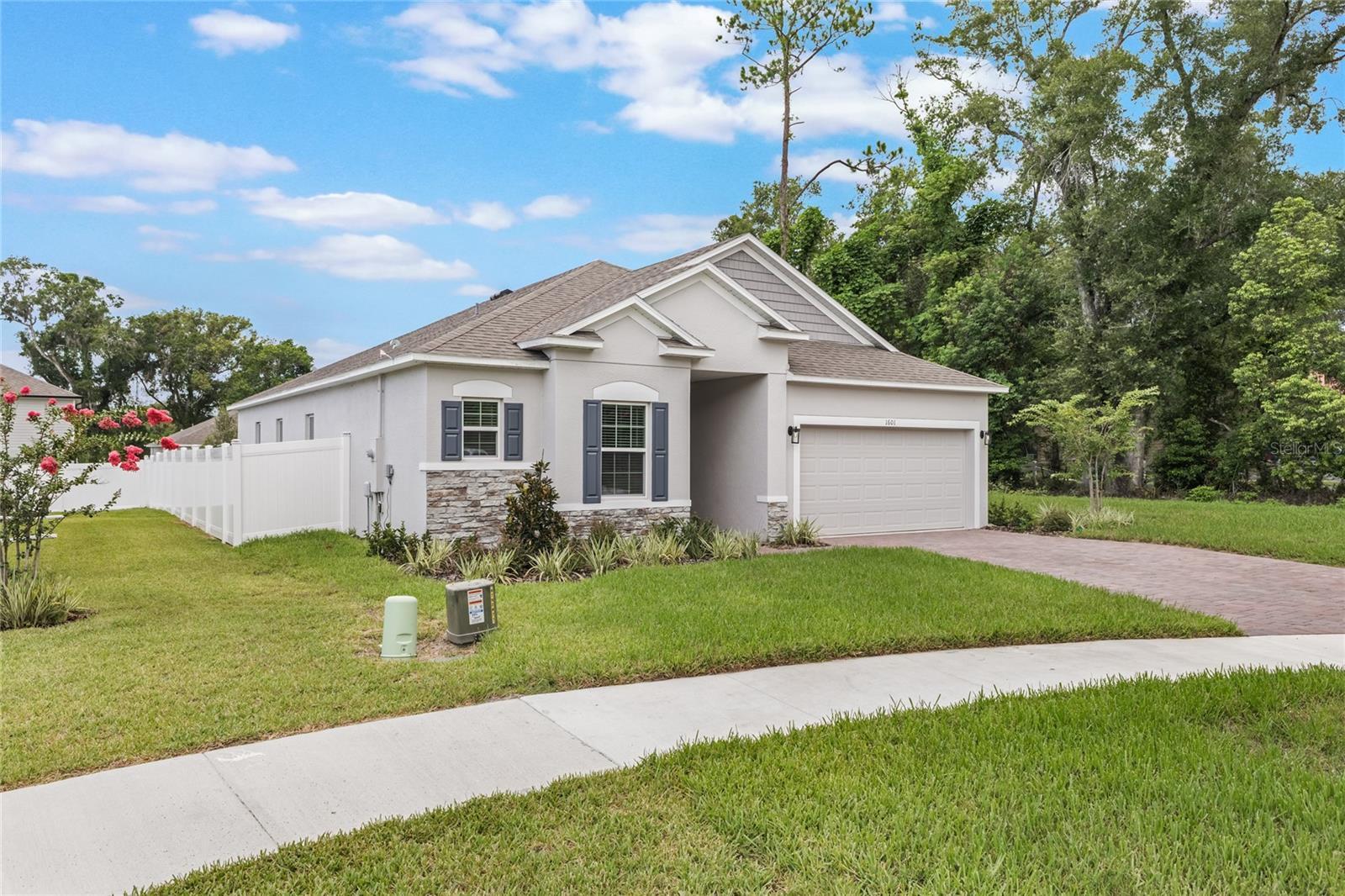 Property Photo: 1601 Andover Ridge Drive FL 32720