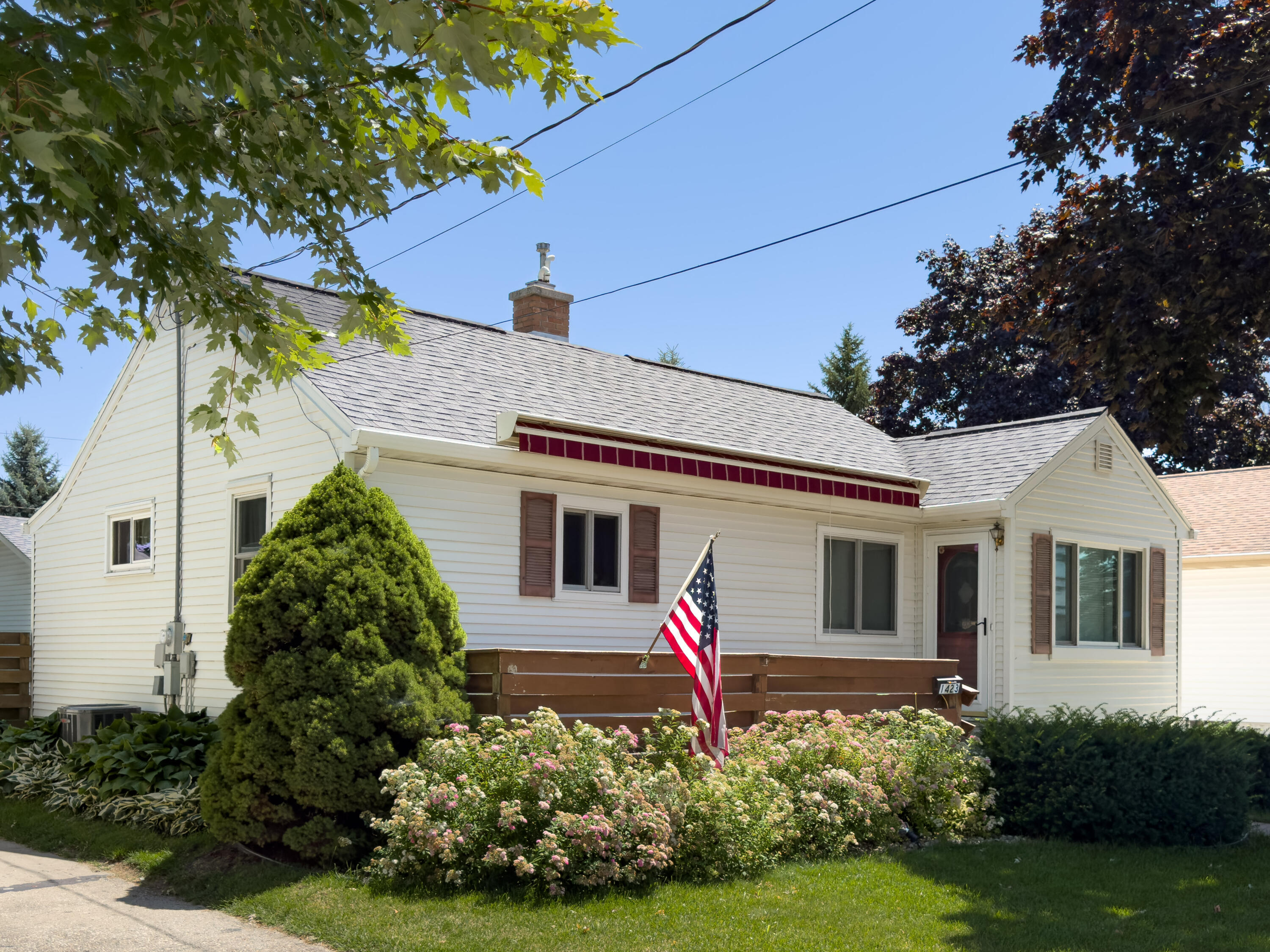 Property Photo: 1423 S 31st St WI 54220