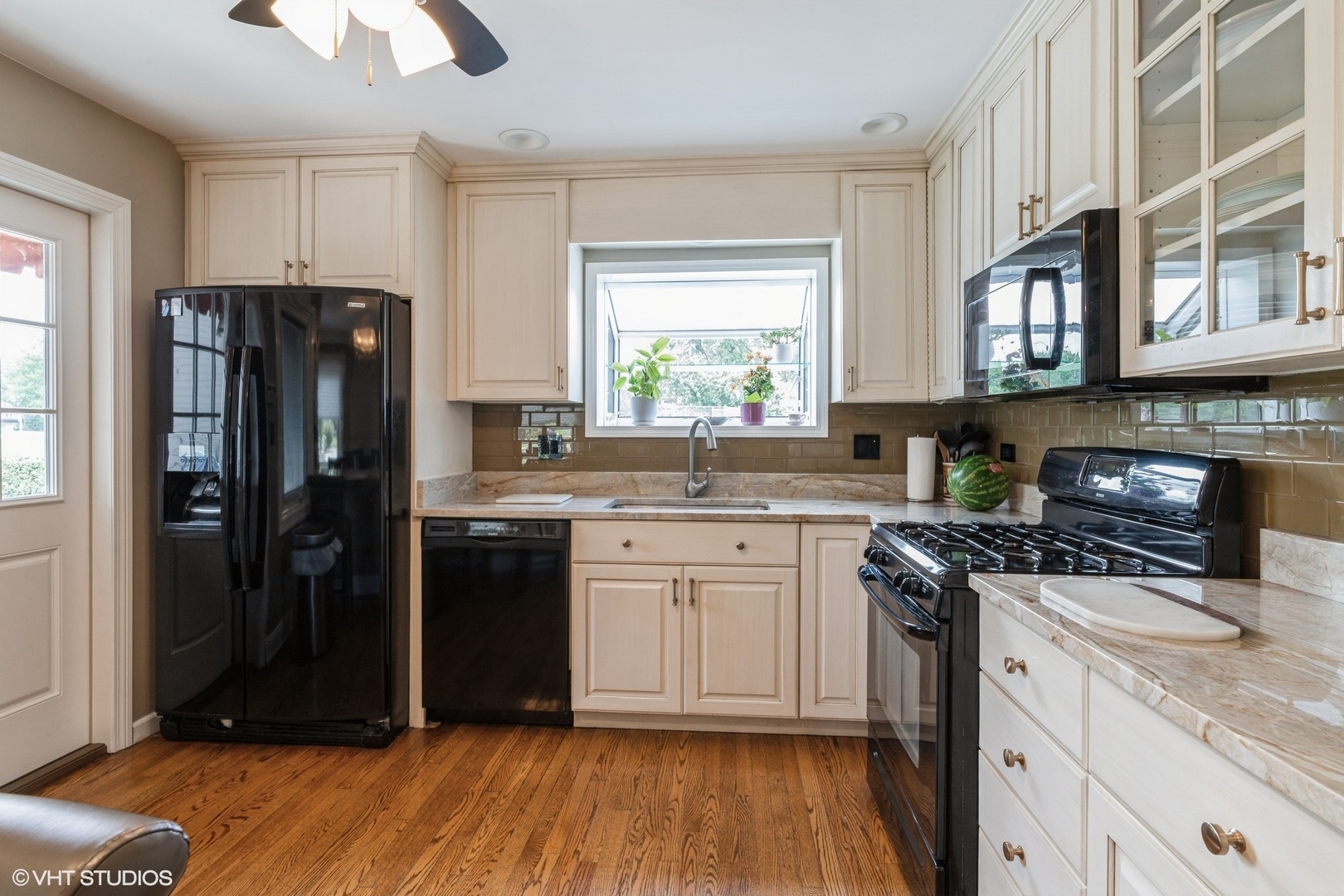 Property Photo: 522 Waikiki Drive S IL 60016