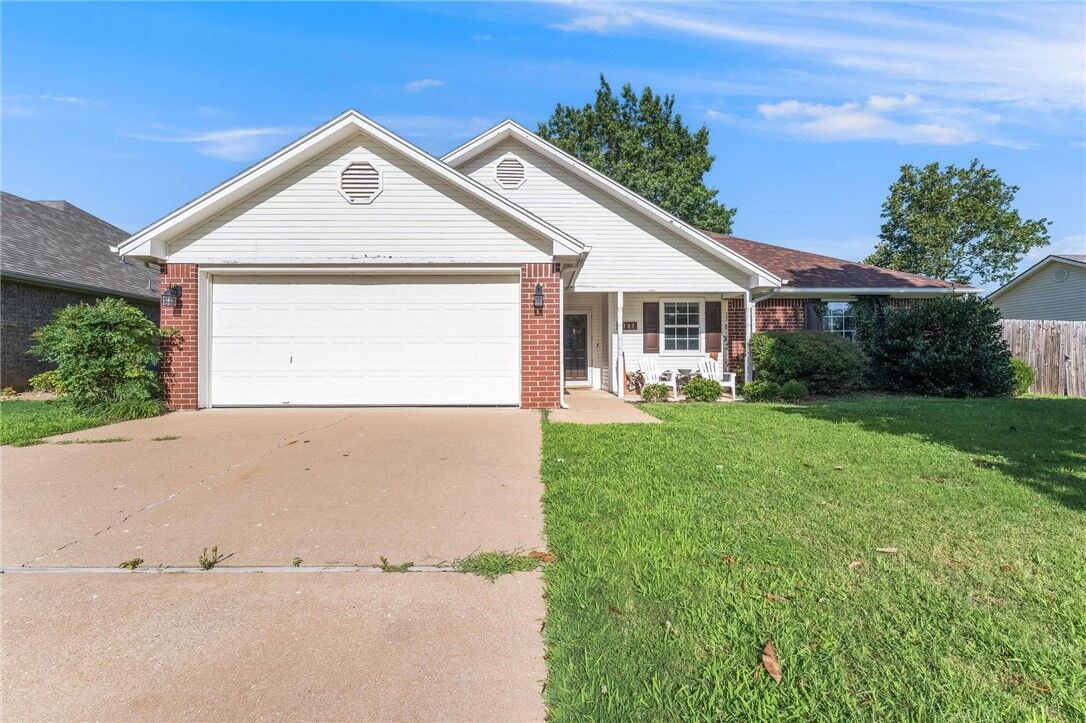 Property Photo: 1105 N Oriole Avenue AR 72756