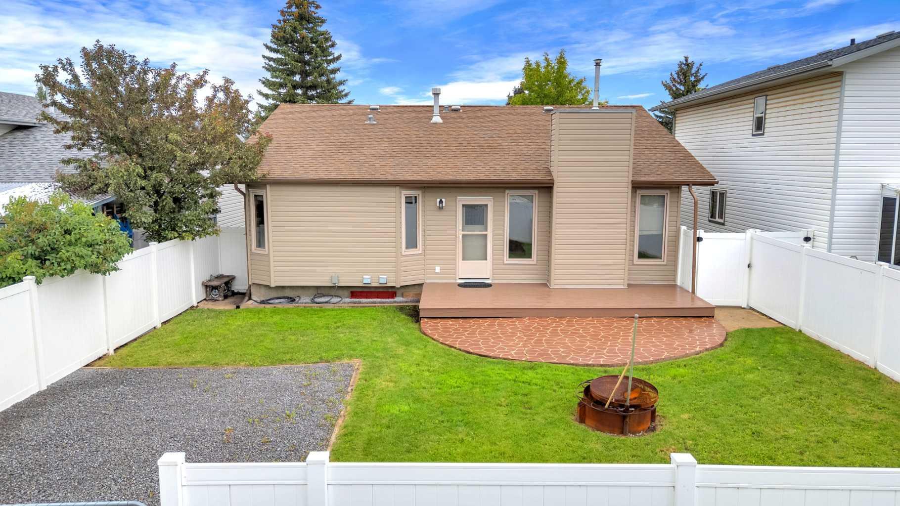 Property Photo: 76 Kirby Street AB T4P 3M4