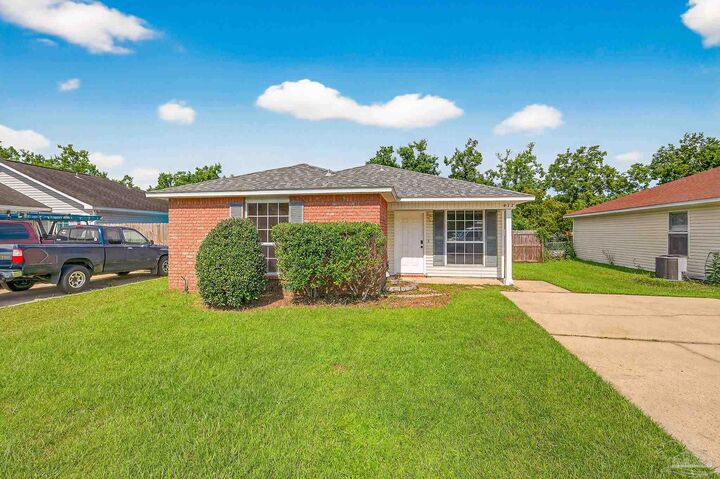 Property Photo:  417 Pine Crescent Way  FL 32506 