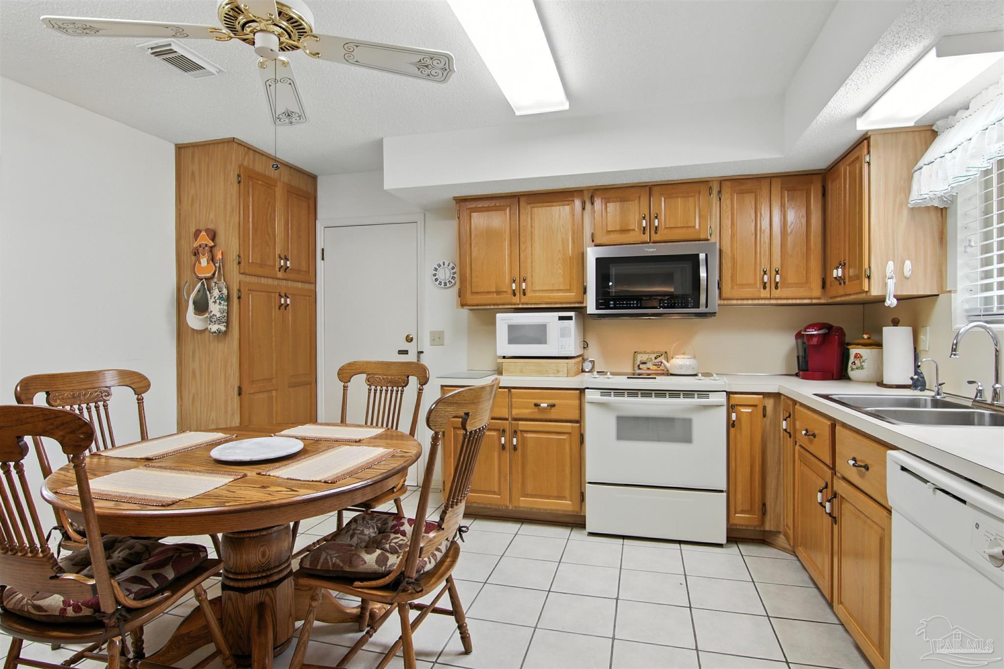 Property Photo: 207 Nandina Rd FL 32561