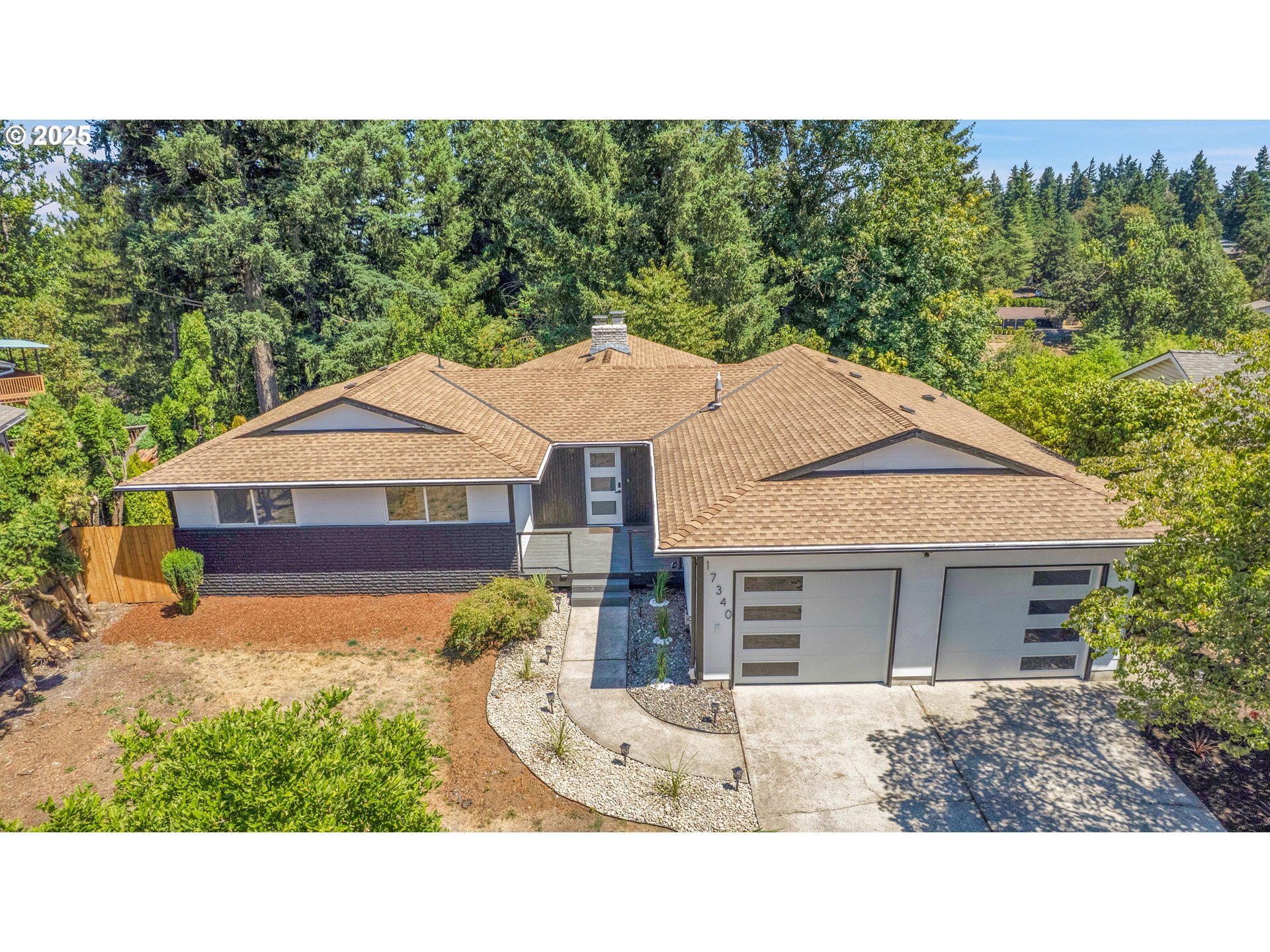 Property Photo: 17340 Crownview Dr OR 97027