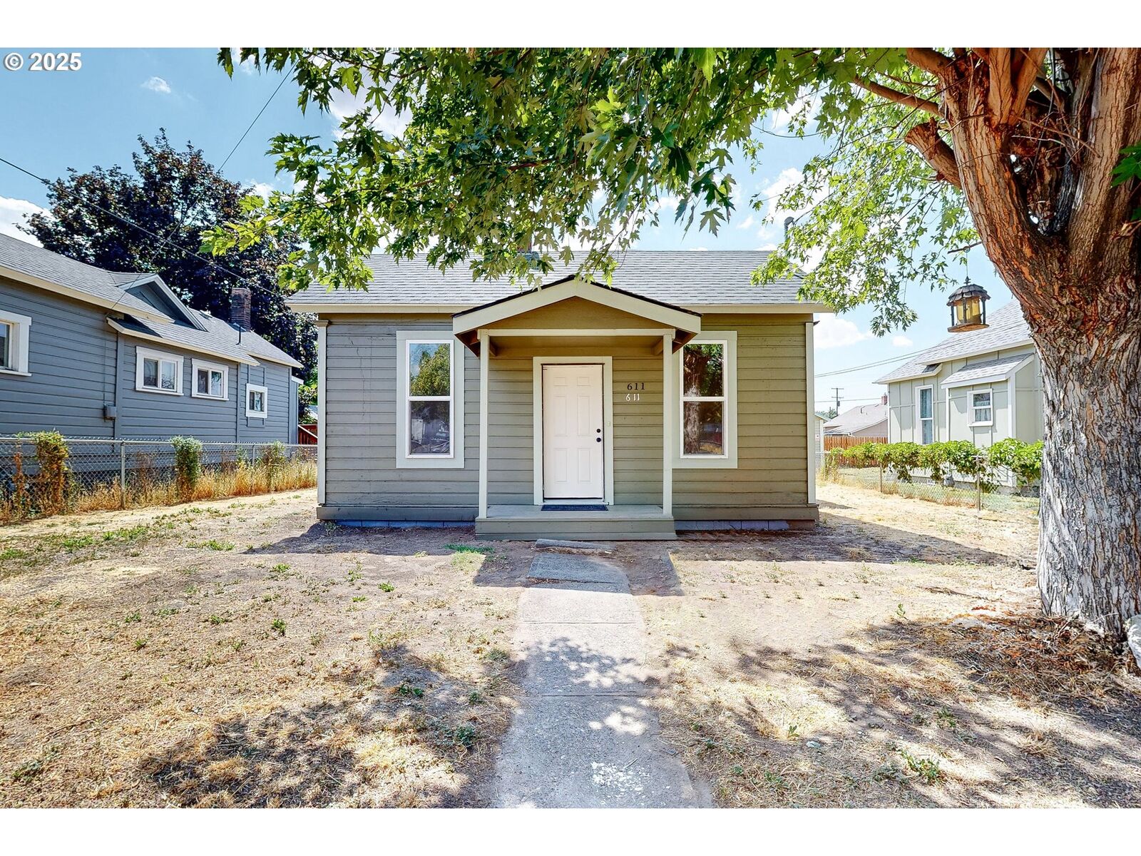 Property Photo: 611 SW 3rd St OR 97801
