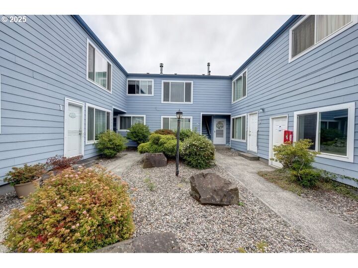 870 S Holladay Dr  Seaside OR 97138 photo