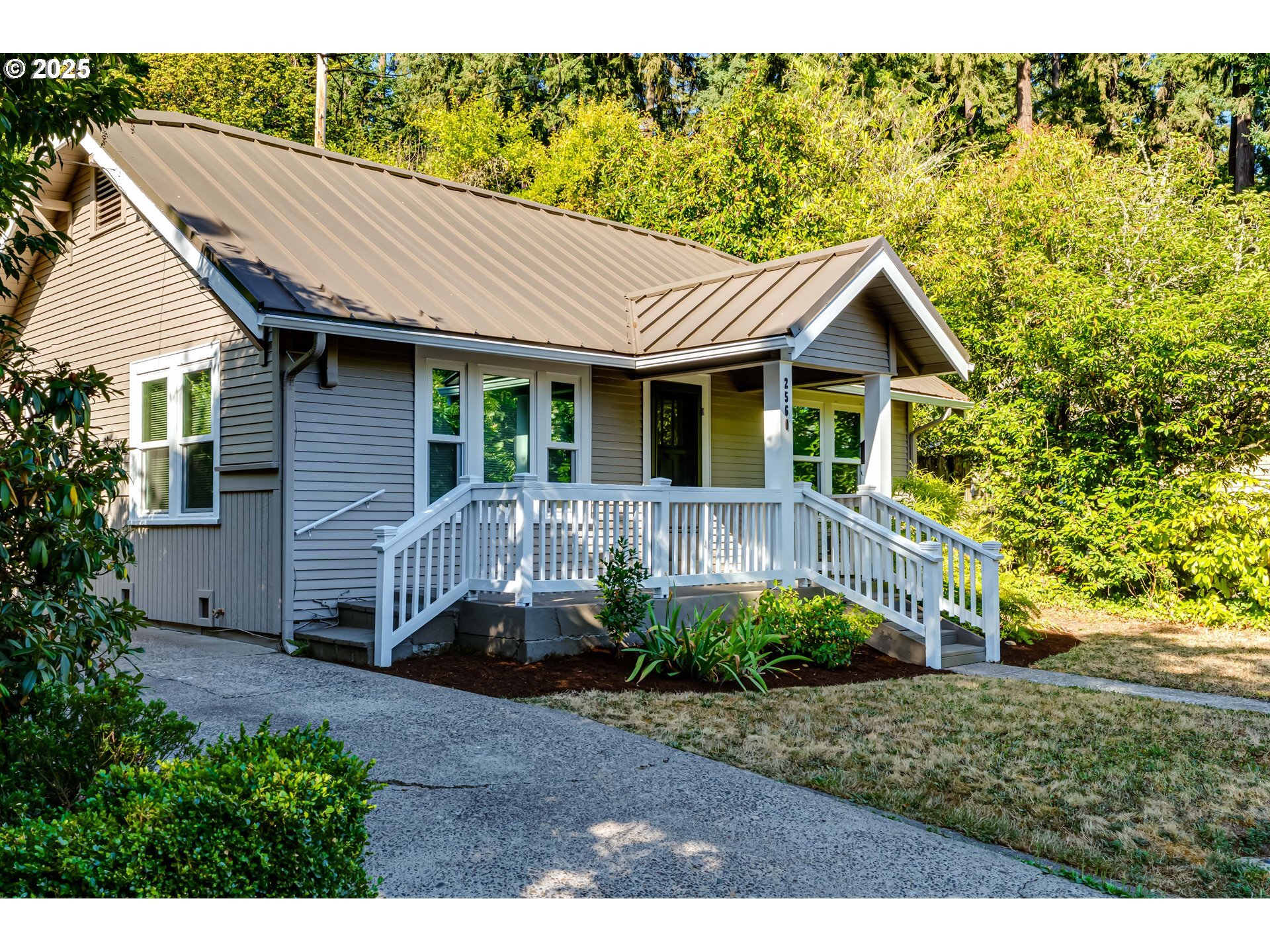 Property Photo: 2560 Onyx St OR 97403