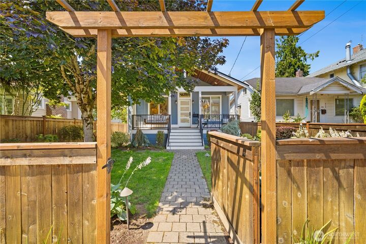 Property Photo:  511  21st Avenue E  WA 98112 