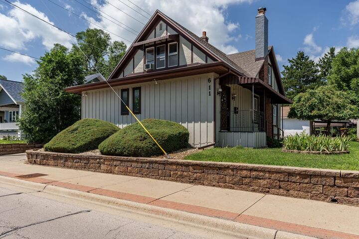 Property Photo:  611 Auburn Street  IL 61103 