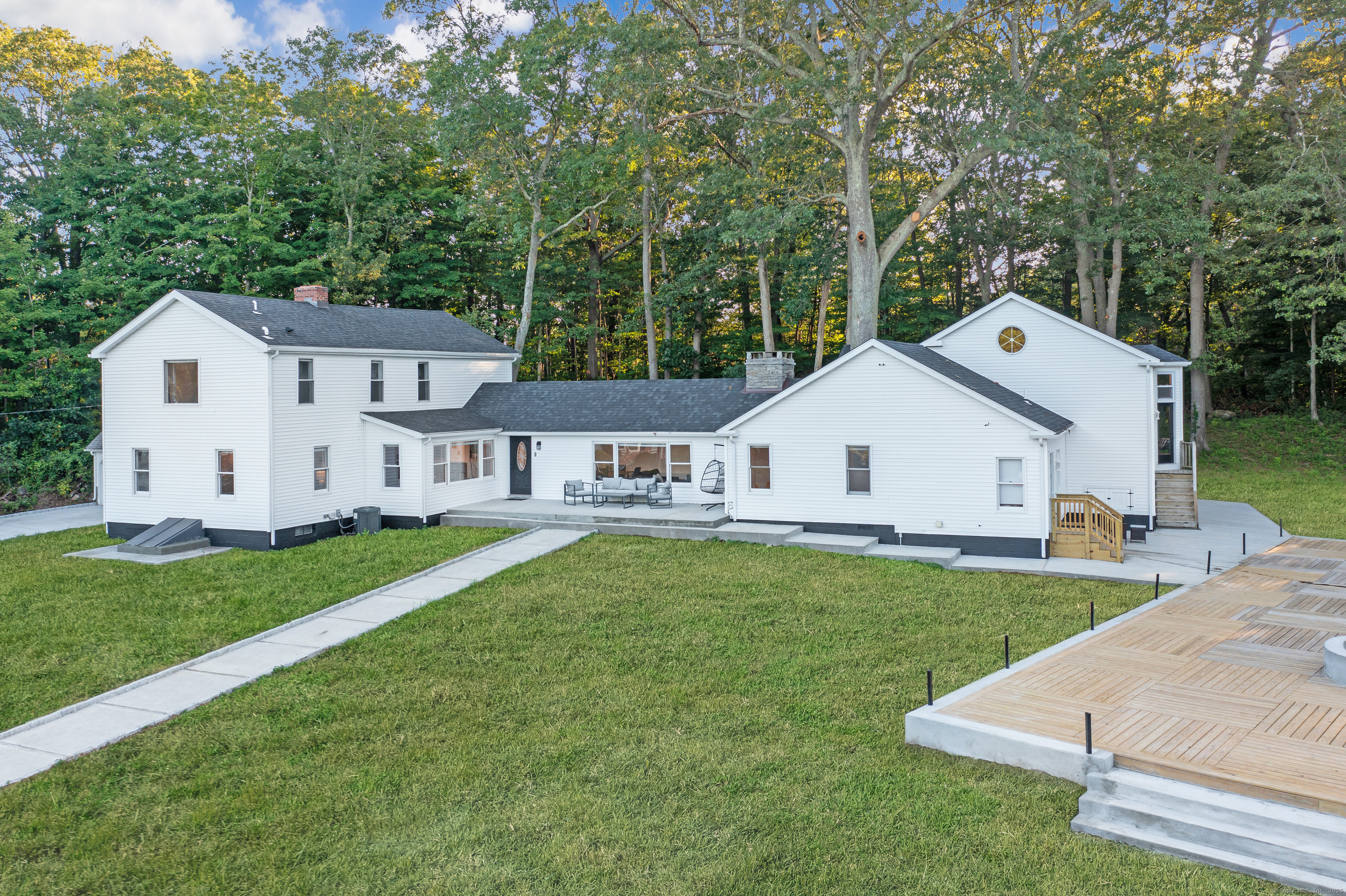 Property Photo: 16 Yankee Peddler Path CT 06443