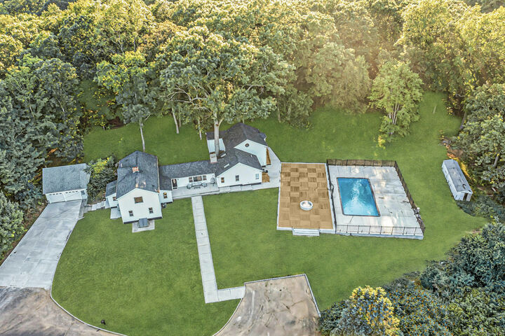 Property Photo: 16 Yankee Peddler Path CT 06443