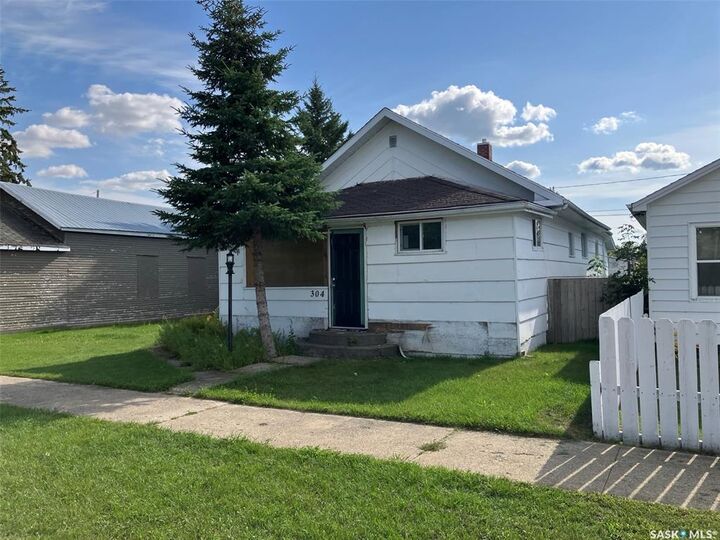 Property Photo: 304 1st Street W SK S0E 1E0