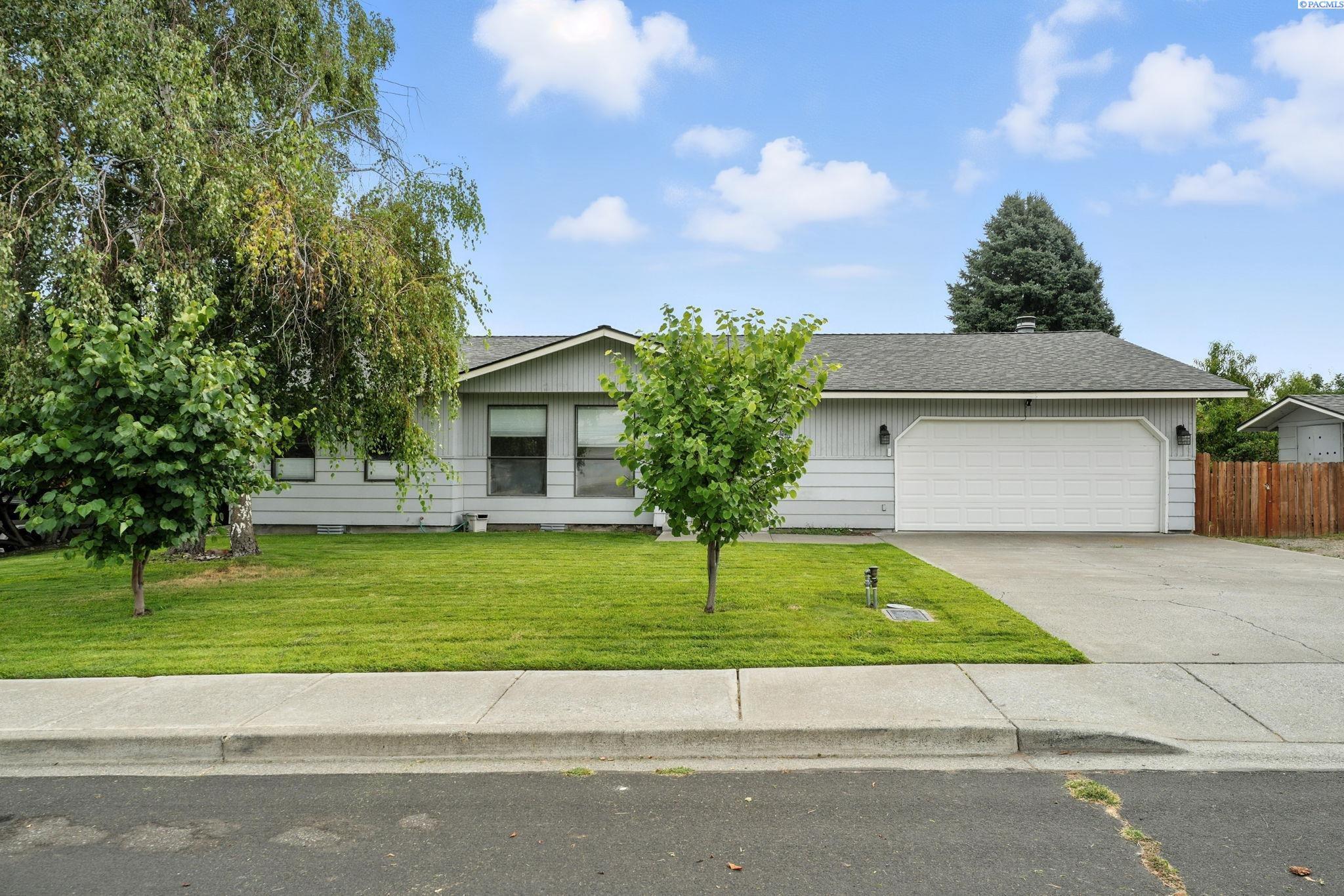 Property Photo: 1406 Rimrock Ave WA 99352