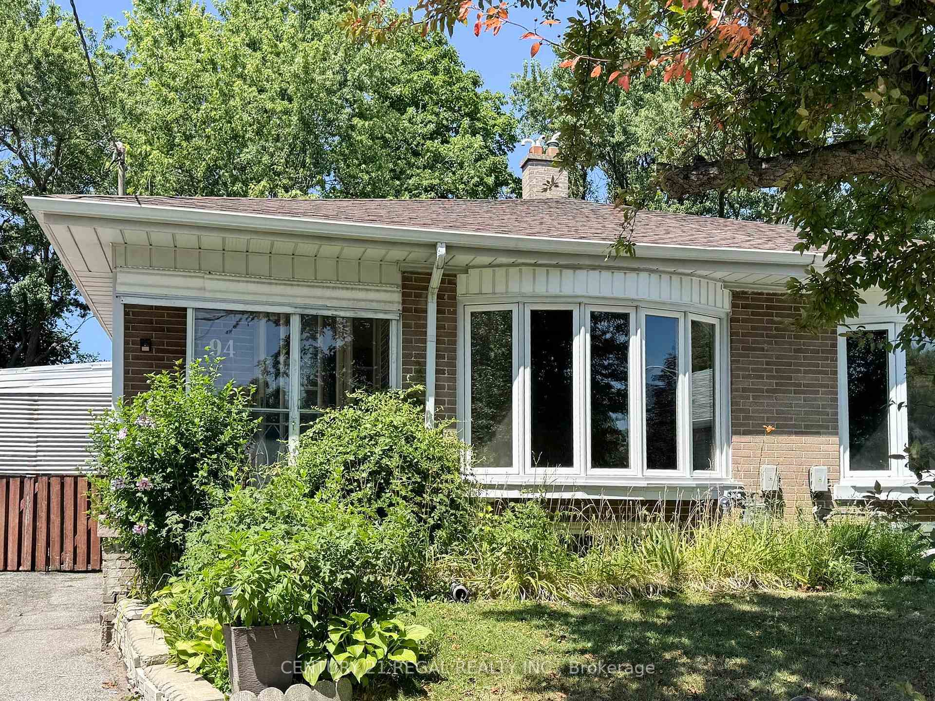 Photo de la propriété: 94 Billington Crescent ON M3A 2G6