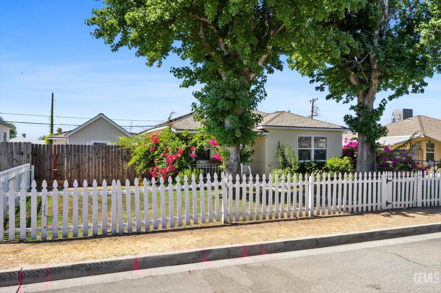 Property Photo:  505 Linda Vista Drive  CA 93308 