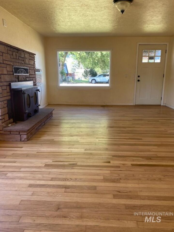 Property Photo: 123 N Venice St ID 83687