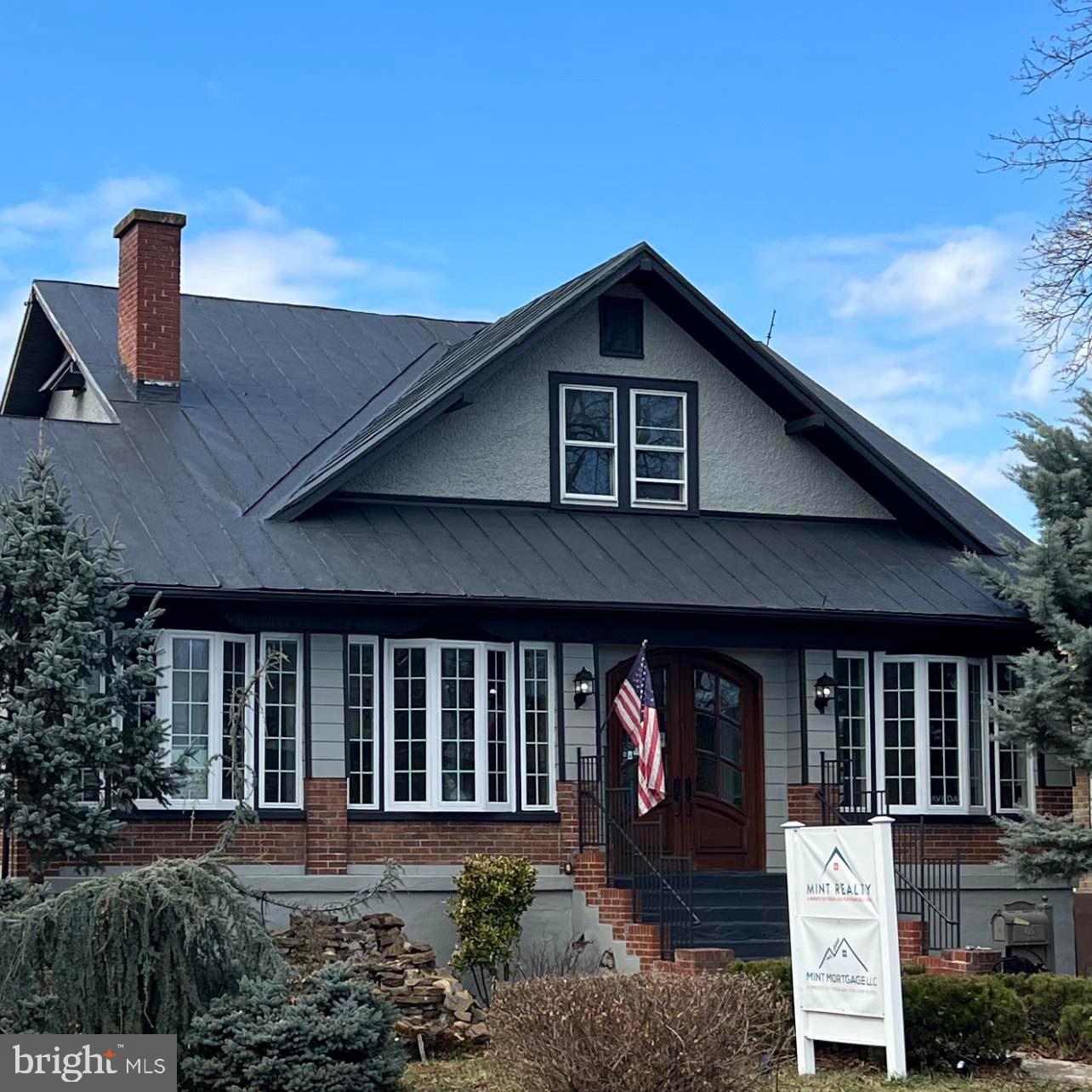 Property Photo: 426 N Royal Avenue VA 22630