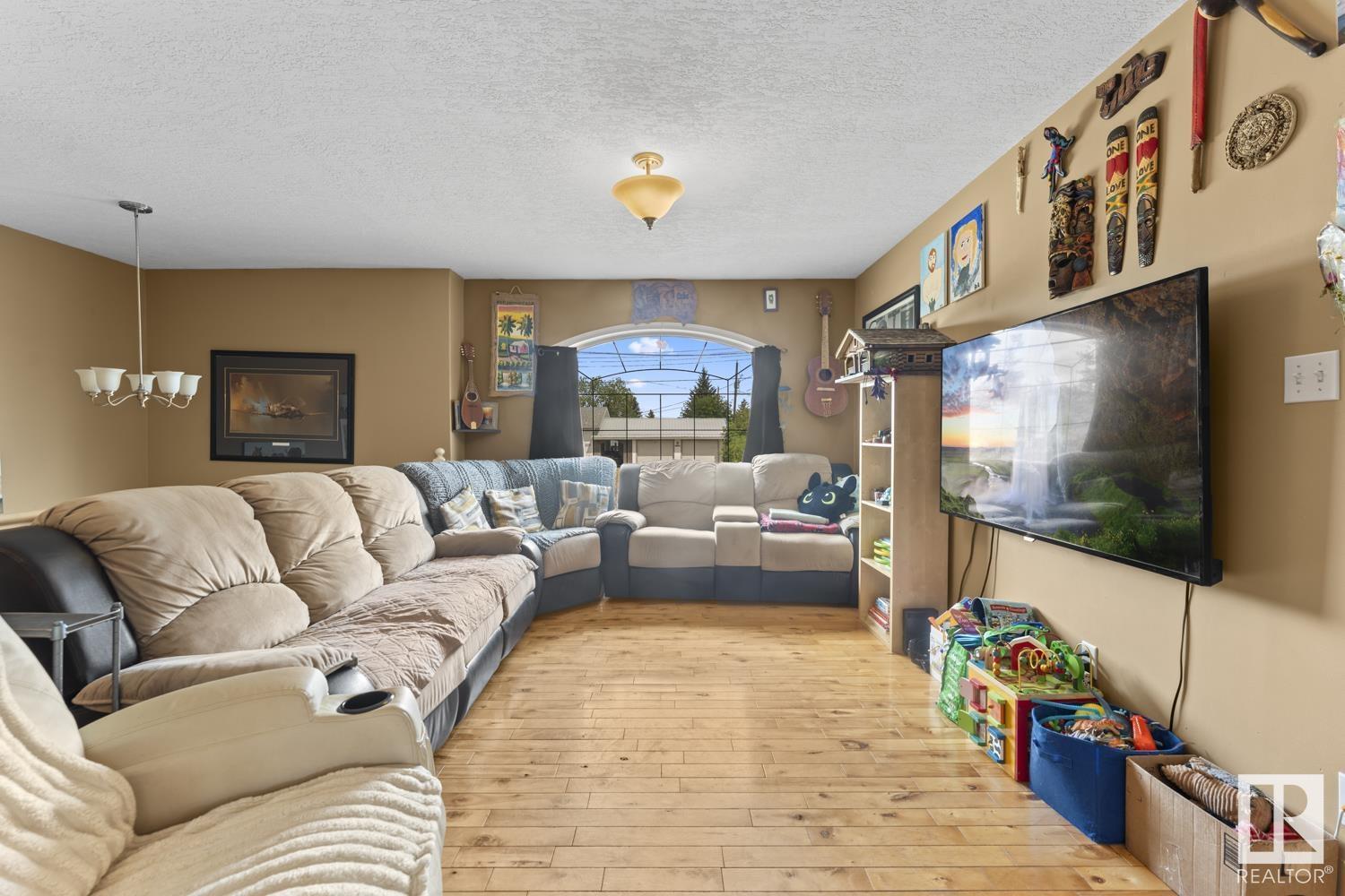 Property Photo: 4821A 50 Av AB T9M 1Y2