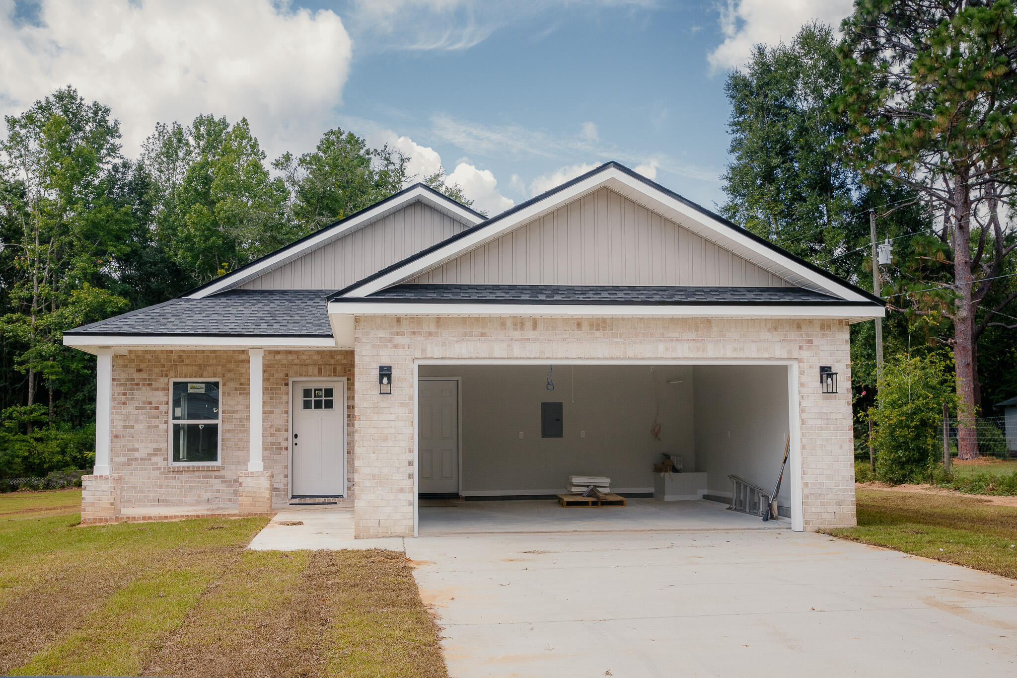Property Photo: 3156 Auburn Road FL 32539