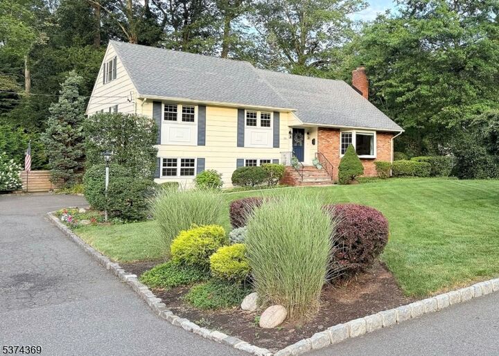 301 Meetinghouse Ln  Mountainside Boro NJ 07092 photo