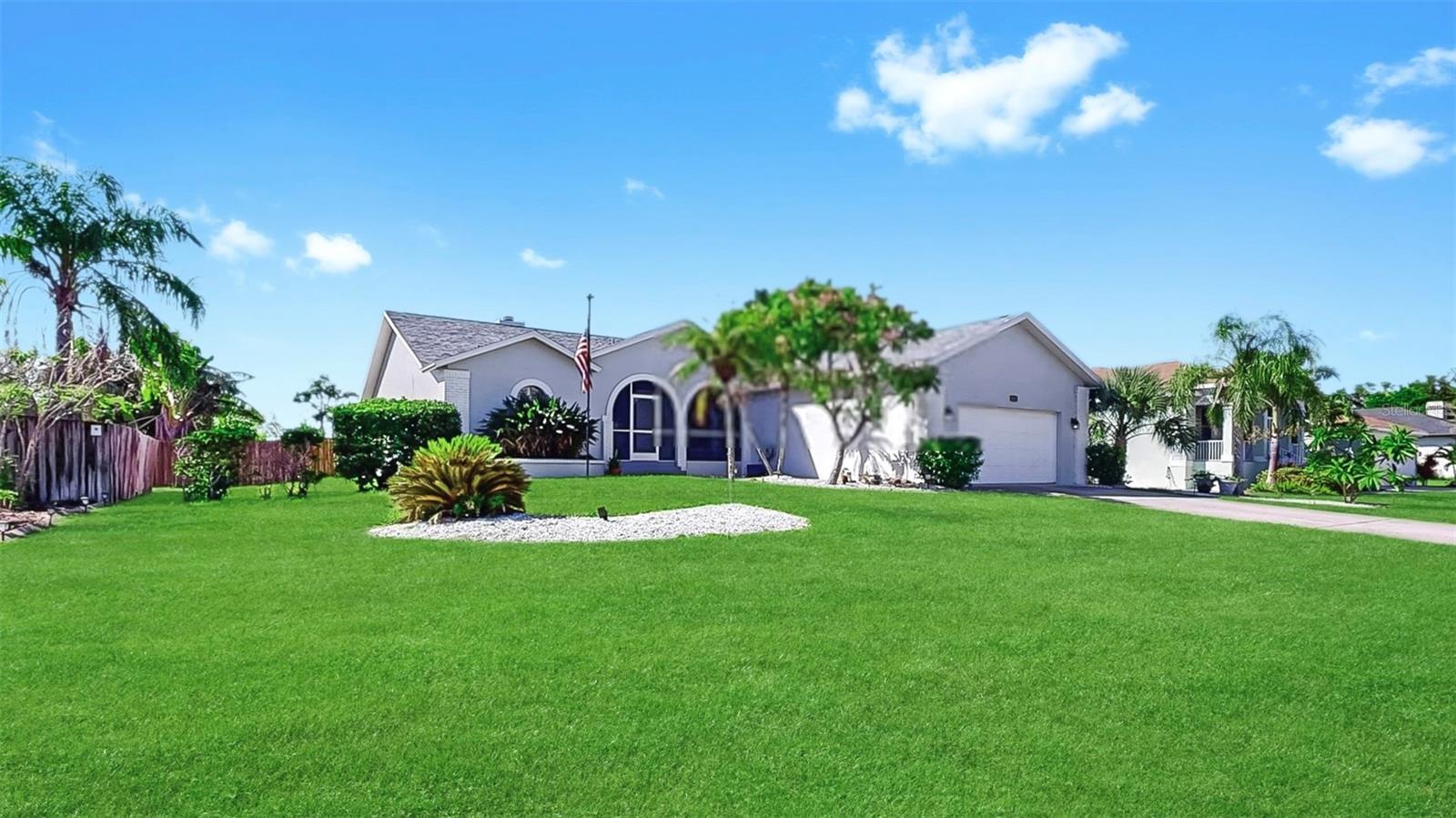 Property Photo: 832 Birdie Way FL 33572