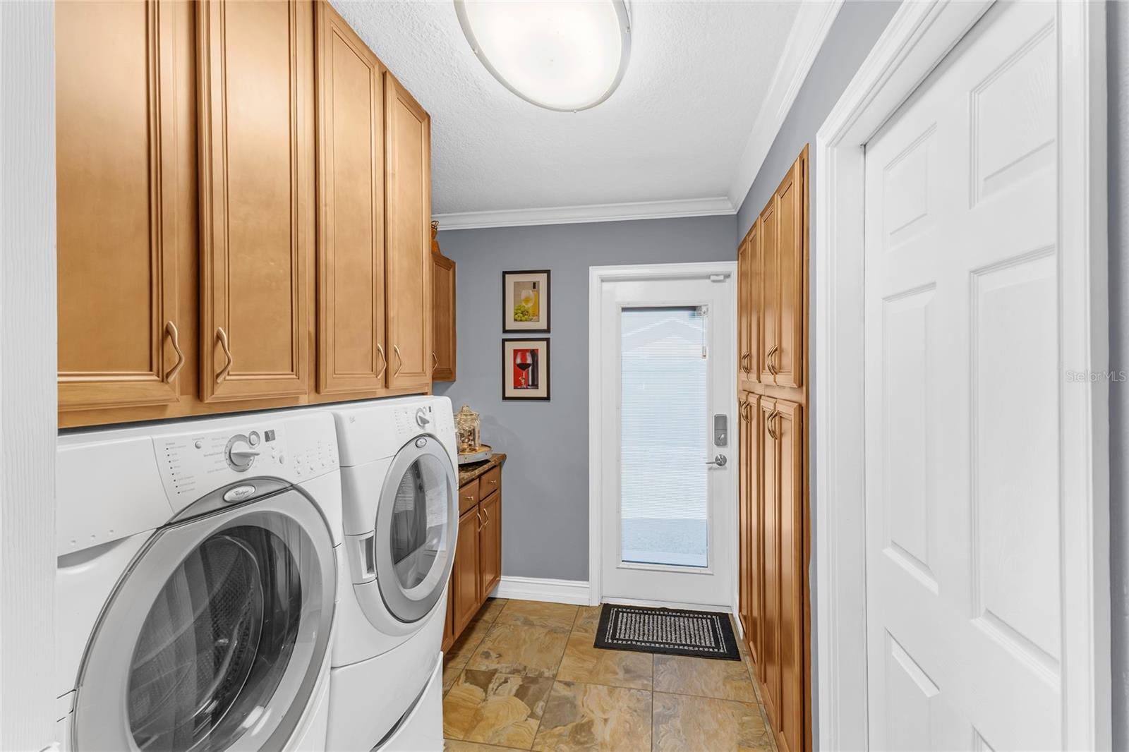 Property Photo: 513 E Kicklighter Road FL 32744
