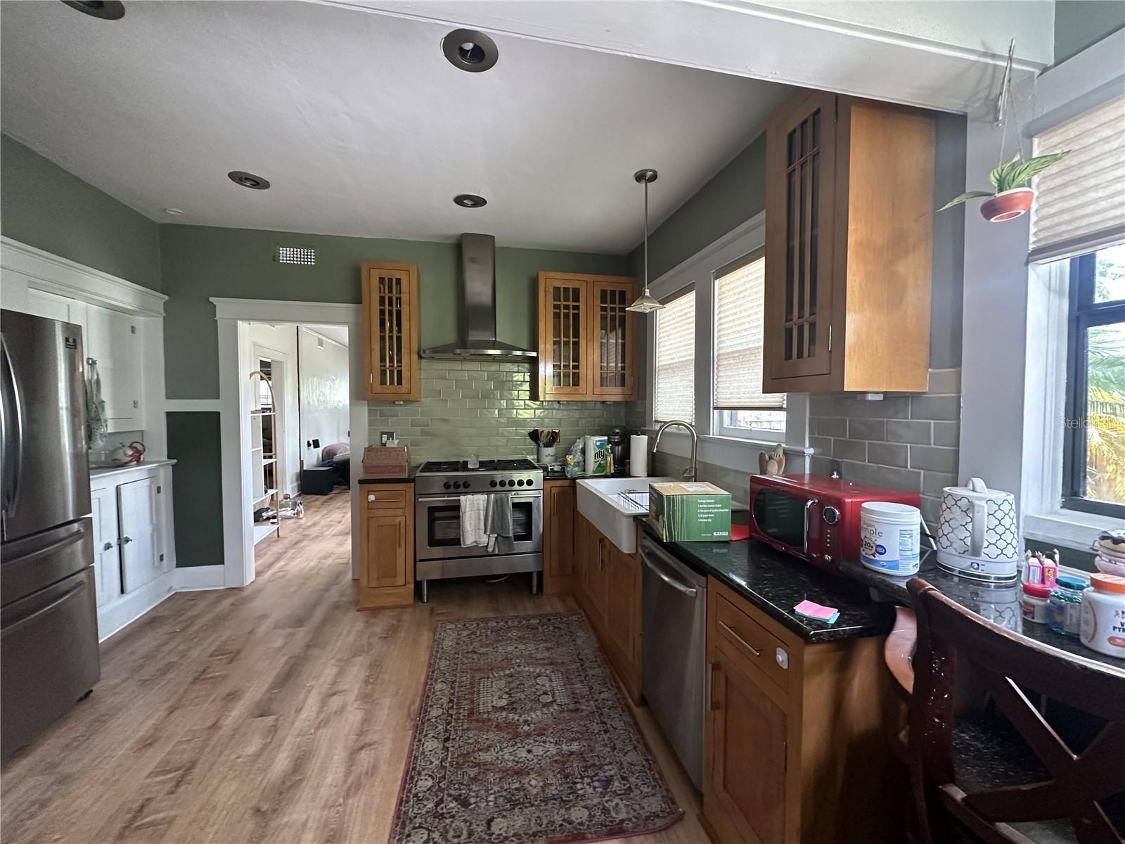 Property Photo:  106 W Powhatan Avenue  FL 33604 