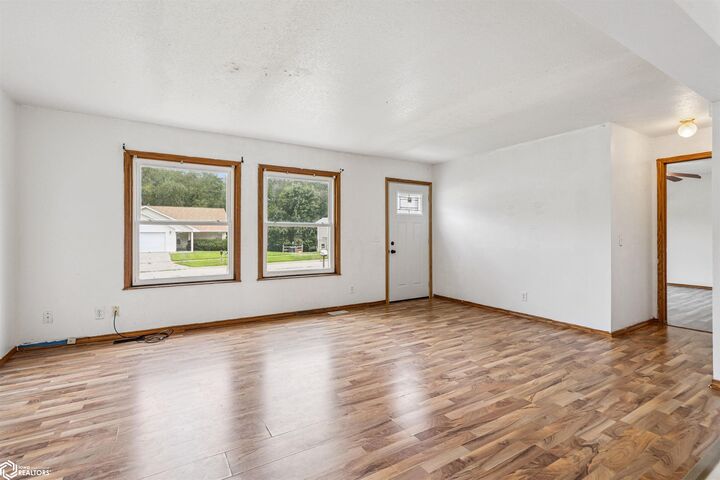 Property Photo: 906 Prairie Lane IA 50158