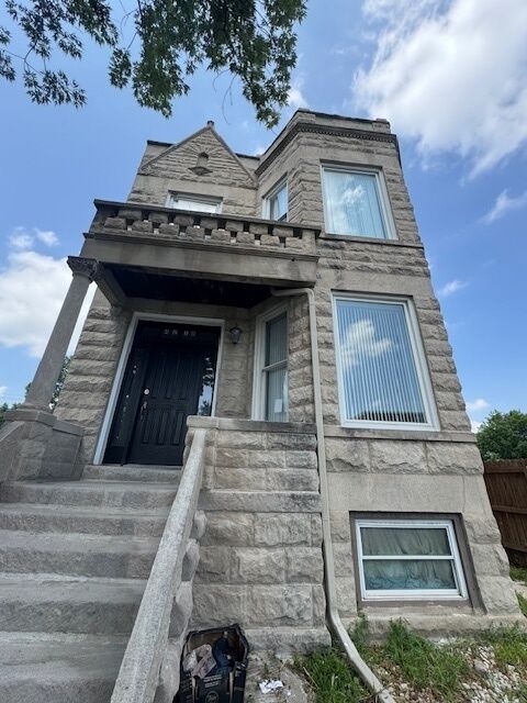 Property Photo: 4218 W Van Buren Street 2 IL 60624