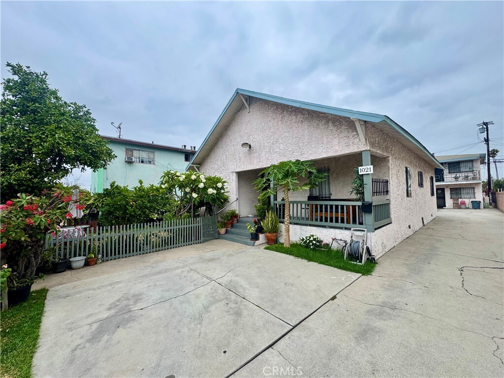 Property Photo:  1021 E 12th Street  CA 90813 