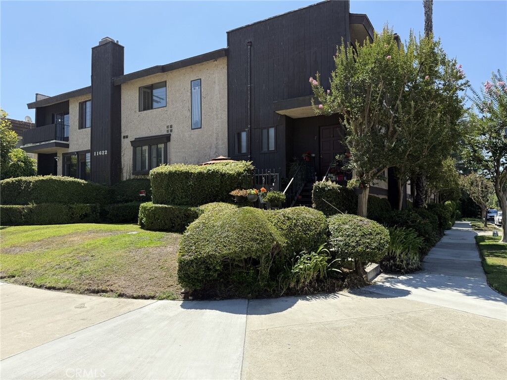 Property Photo:  11622 Moorpark Street 6  CA 91602 