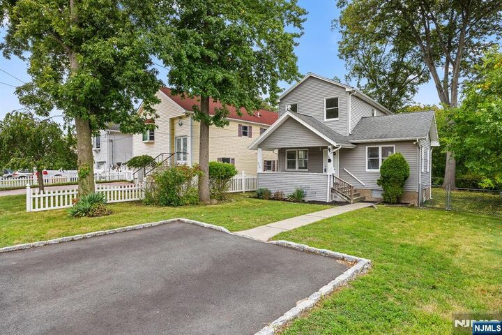 Property Photo:  250 Woodcliff Avenue  NJ 07424 