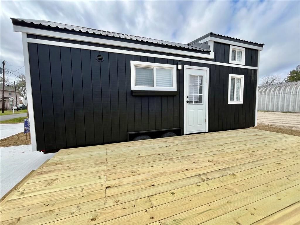 Property Photo: 710 E First Street LA 70037