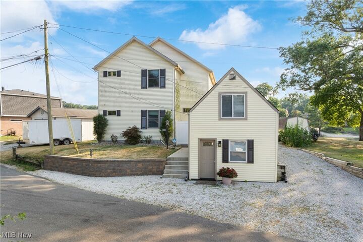 576 Saunders Avenue  Akron OH 44319 photo