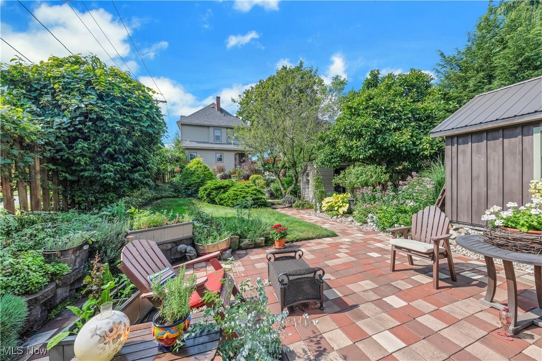 Property Photo: 647 E Lincoln Way OH 44432