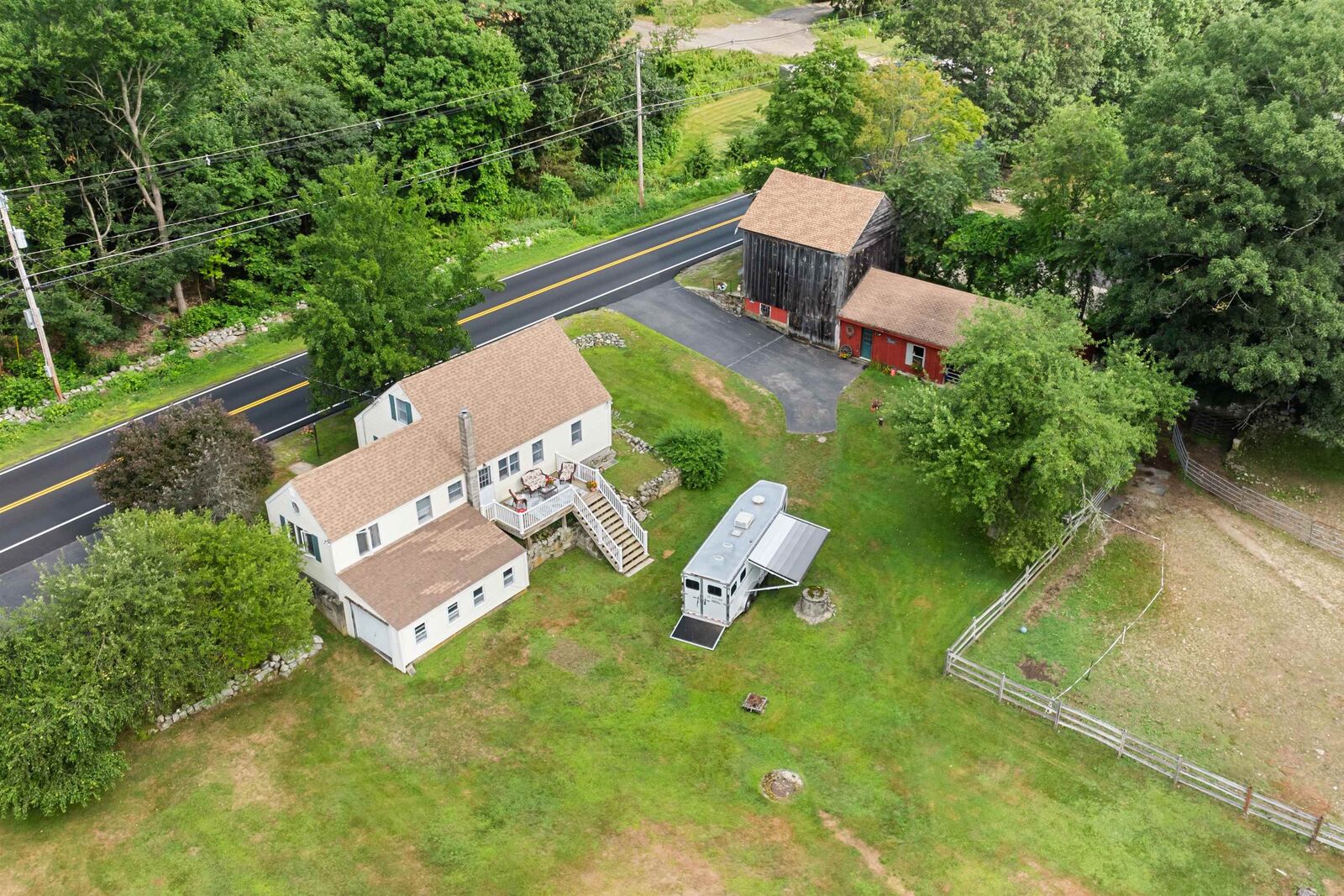 Property Photo:  640 Mammoth Road  NH 03076-2167 