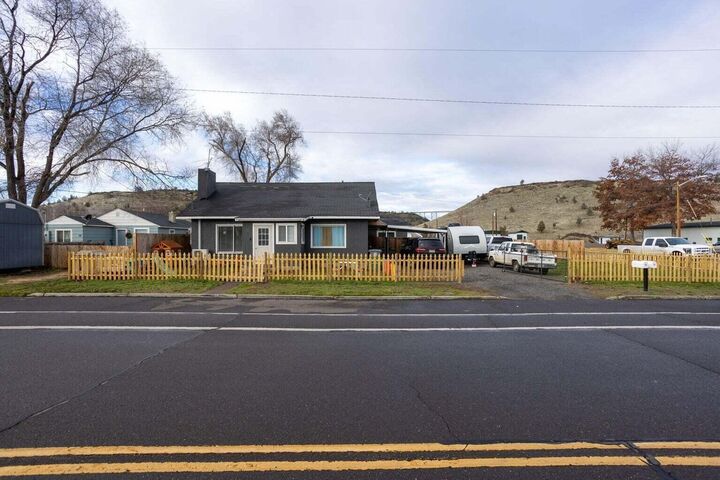 12 SW 2nd Street  Madras OR 97741 photo