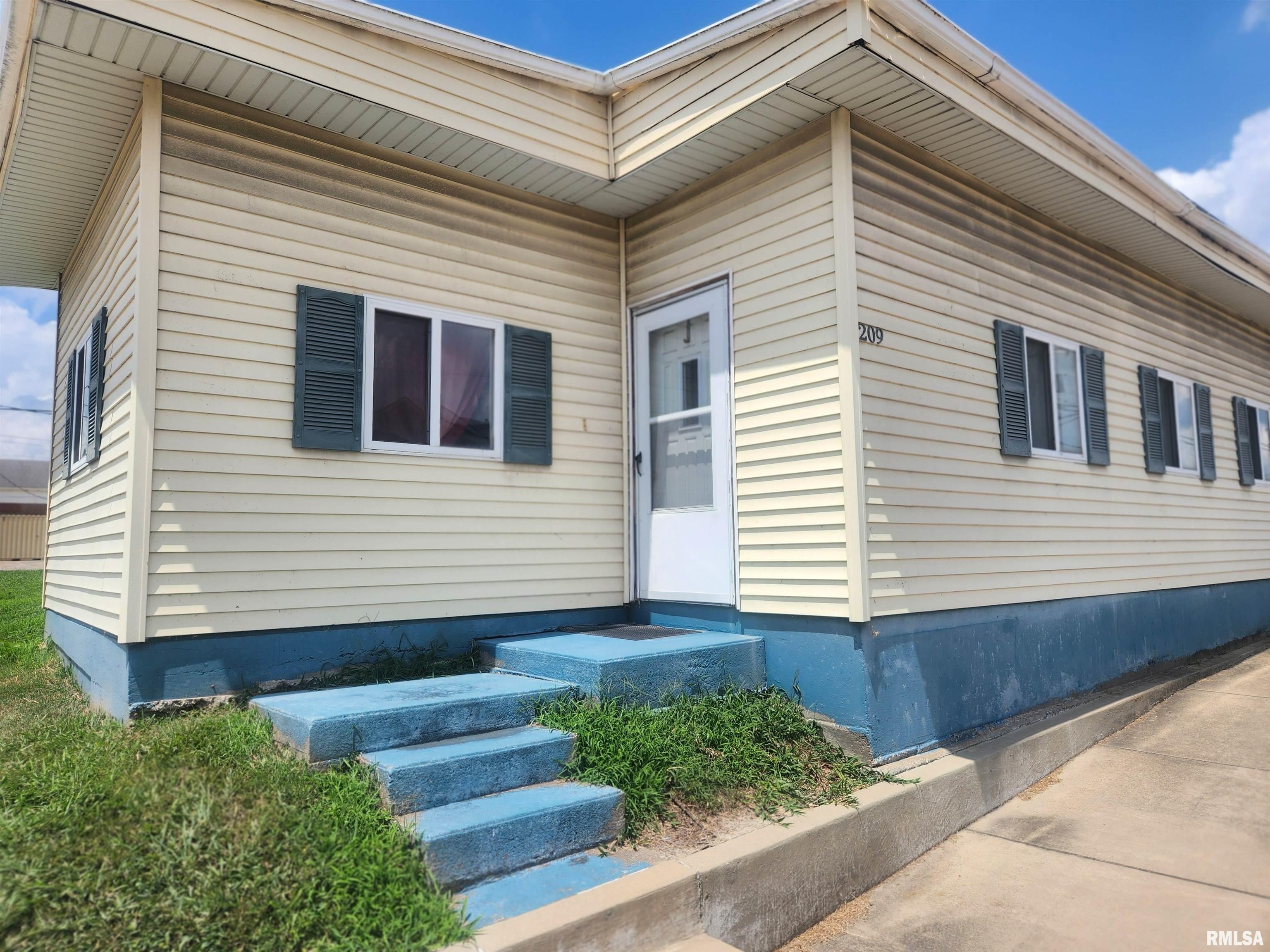 209 S Main Street  Pinckneyville IL 62274 photo