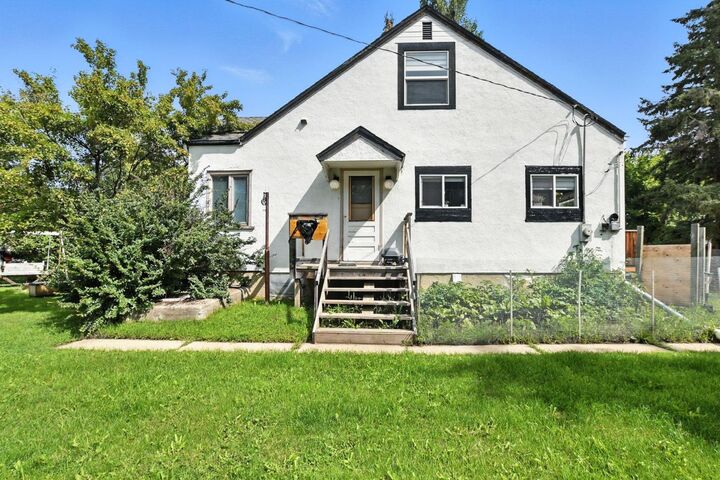 Property Photo:  1018 Windsor Avenue  AB T0M 1R0 